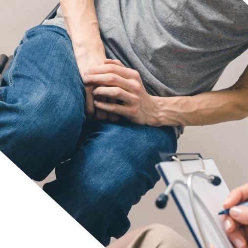 גבר מתאפק ורופא