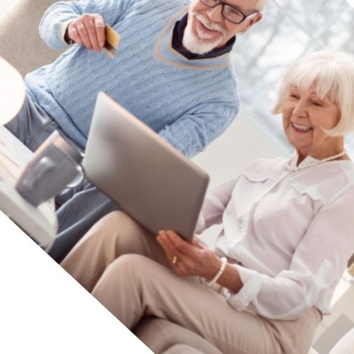 זוג מול מחשב נייד