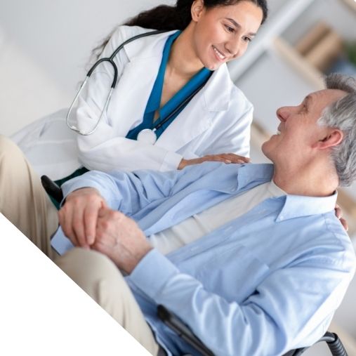 אשת צוות רפואי ואדם-מטופל