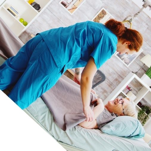 אחות ליד מטופלת באשפוז ביתי